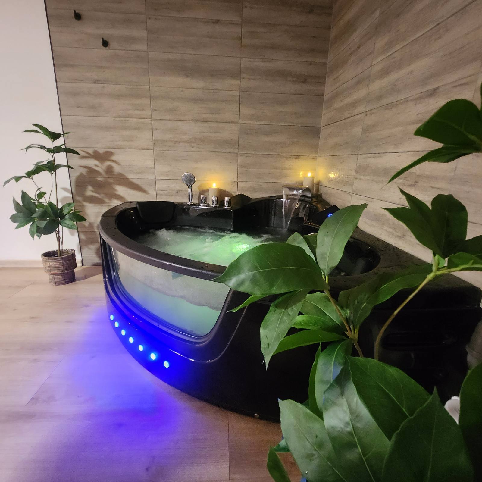 Hangulatfényes jakuzzi a Minilux Vendégházban